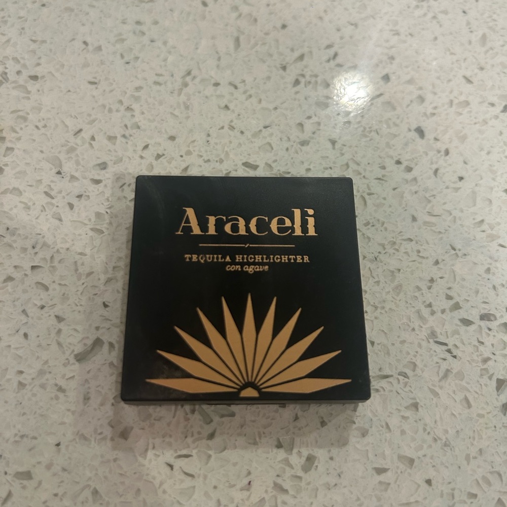 Pretty Araceli highlighter!!